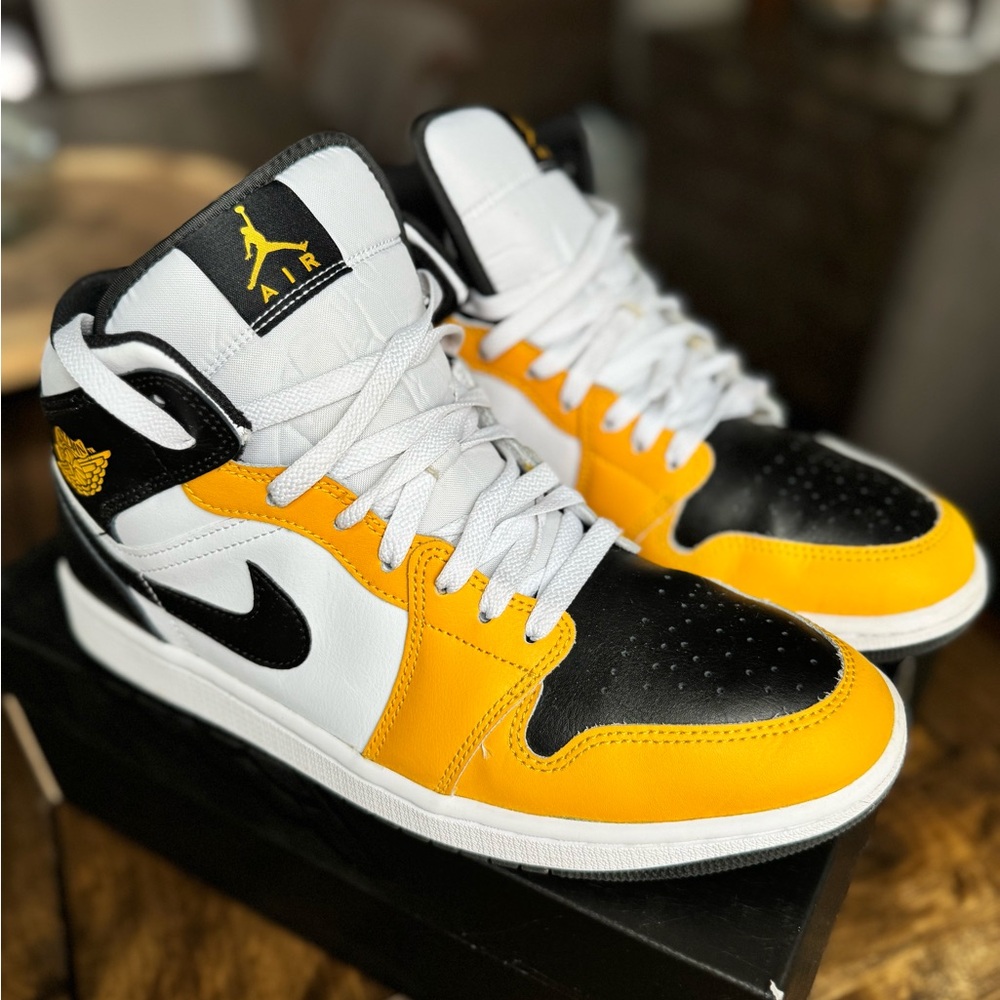 Jordan one mids University Gold